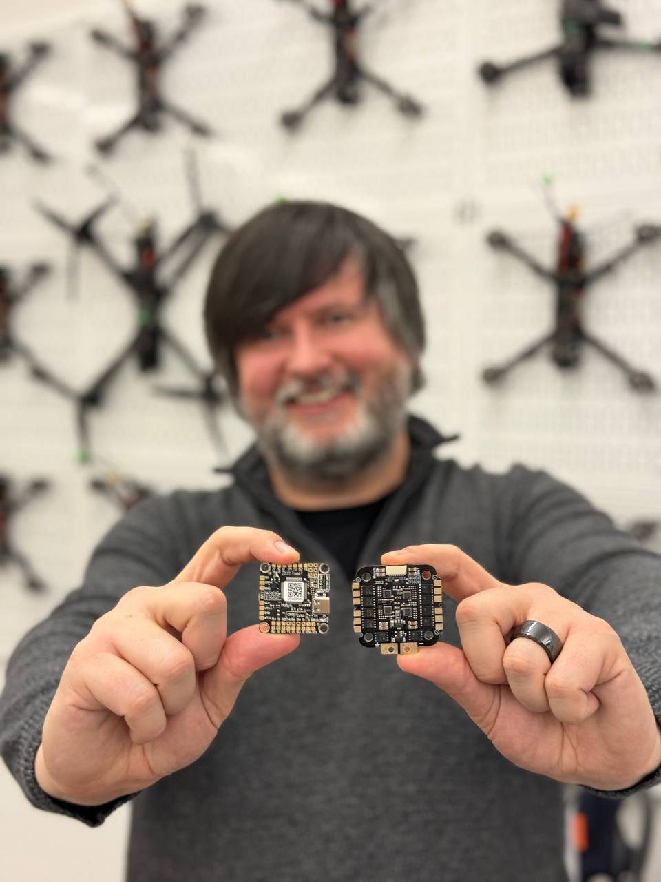 Валерій Яковенко показує перші українські контролери для дронів 