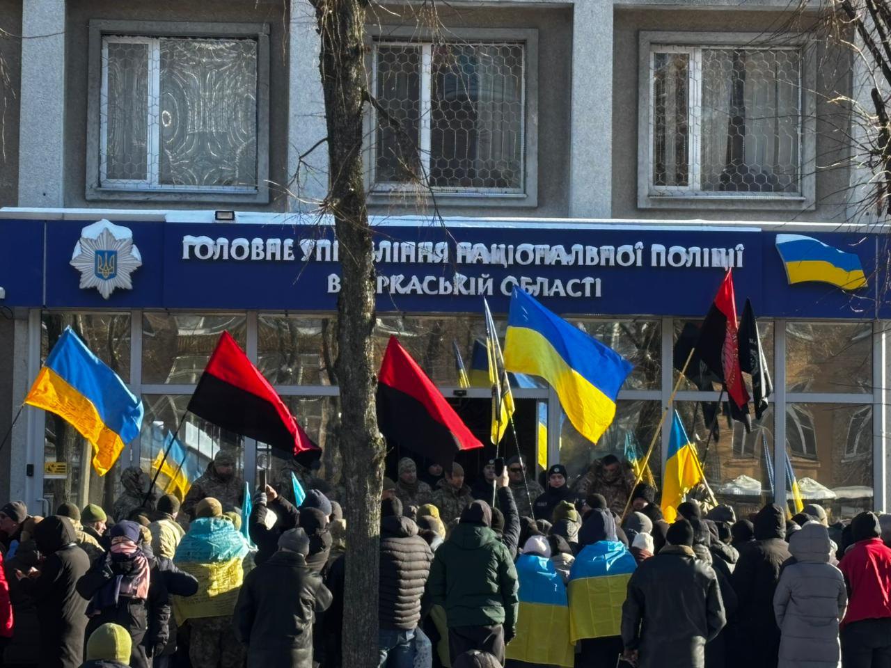 Ветерани під час протесту під Головним управлінням нацполіції у Черкаській обл