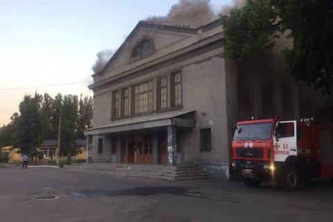 Три подростка сожгли неработающий кинотеатр в Покровске