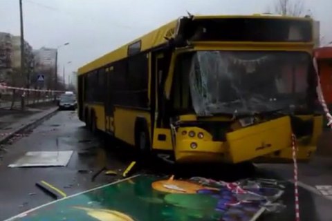 У Києві на Троєщині автобус протаранив вантажівку