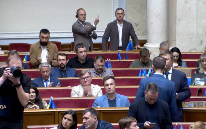 У Раді — скандал через непристойний жест. “ЄС” вимагає покарати нардепа “Батьківщини” Сергія Власенка