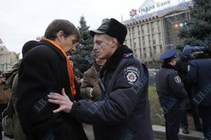 Милиция задержала на Майдане два человека за нецензурные высказывания