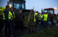 Протестующие французские фермеры заблокировали улицы Парижа тракторами