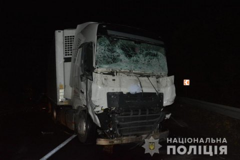Трое людей погибли на Закарпатье из-за столкновения микроавтобуса и грузовика