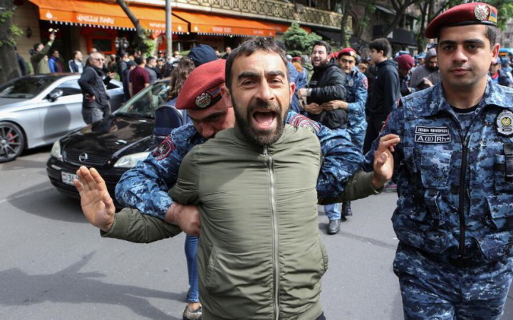 У Єревані мітинги проти прем'єра знову завершилися арештами