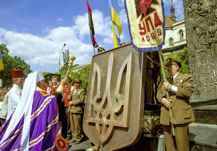 У Львові освячують герб, який було встановлено на фасаді Верховної Ради України замість герба УРСР. Тризуб було виготовлено на Львівській скульптурно-керамічній фабриці.