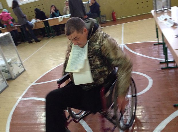 Александр на избирательном учатке в 2014 году
