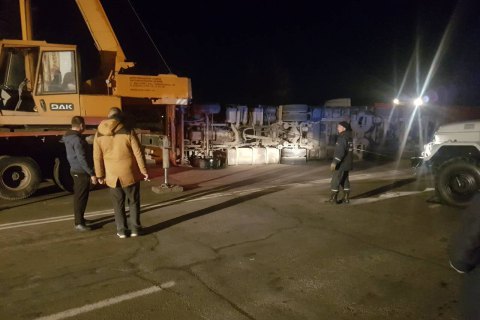 В Ровно перевернулся грузовик с 20 тоннами зерна