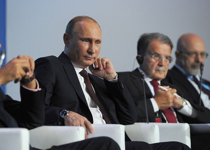 Президент России Владимир Путин (слева) и экс-премьер-министр Италии Романо Проди во время заседания Валдайского дискуссионного
клуба, Валдай, Россия