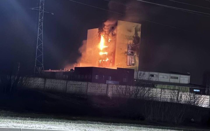 Наслідки удару дронами у ніч на 5 квітня по АТ «Оптиковолоконные Системы» у Саранську РФ. 