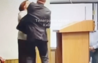 Заступниця Кличка Ганна Старостенко звинуватила главу Деснянської РДА в застосуванні проти неї сили