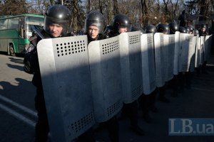 Бойцы ВВ на Грушевского готовы сдаться протестующим