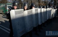 Бійці ВВ на Грушевського готові здатися протестувальникам