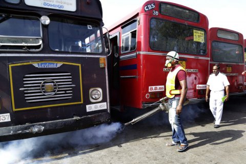 На Шрі-Ланці пасажирський автобус перекинувся у канал, 44 поранених