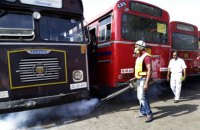 На Шри-Ланке пассажирский автобус перевернулся в канал, 44 раненых