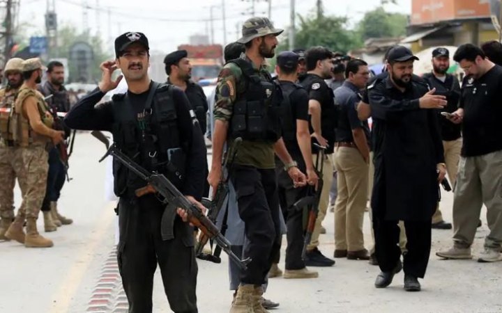 Унаслідок вибуху бомби в шкільному автобусі у Пакистані загинуло щонайменше п'ять людей