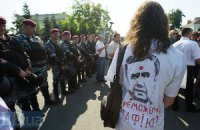На Прикарпатье милиция ищет футболки с изображением мертвого Януковича