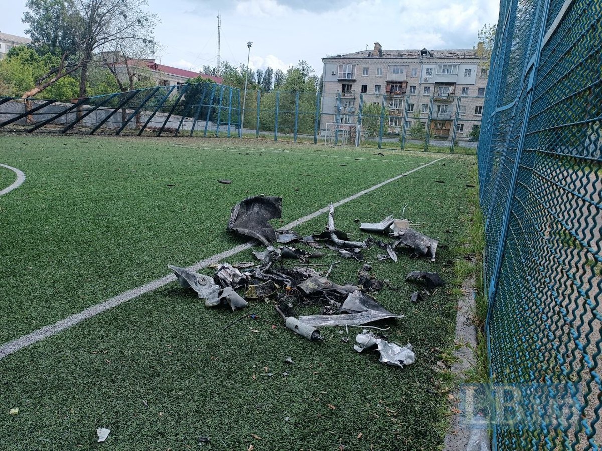 Двір школи, біля якої було влучання 
