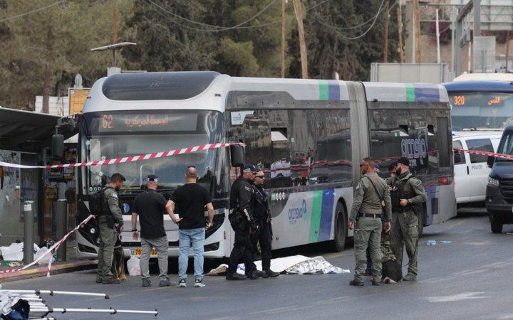 Шестеро людей загинули внаслідок стрілянини на автобусній зупинці в Єрусалимі (оновлено)