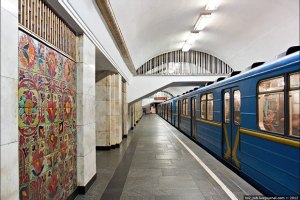 Червона гілка київського метро "стоїть"