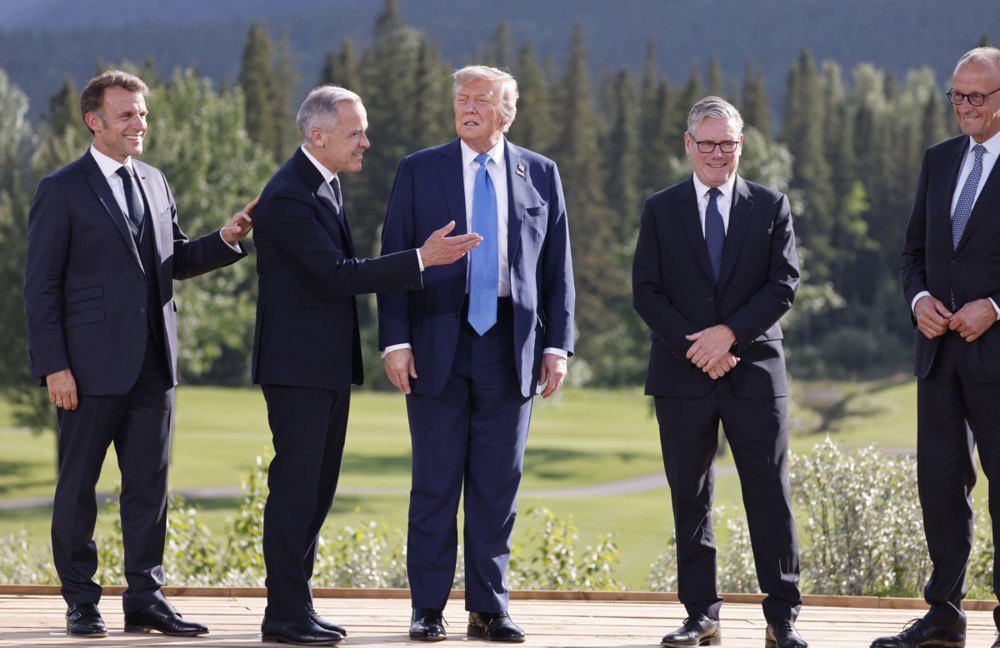 Зліва направо: президент Франції Емманюель Макрон, прем'єр-міністр Канади Марк Карні, президент США Дональд
Трамп, прем'єр-міністр Великобританії Кір Стармер і канцлер Німеччини Фрідріх Мерц під час підсумкового фото саміту <i>G7</i> у Кананаскісі, Канада, 16 червня 2025 року.