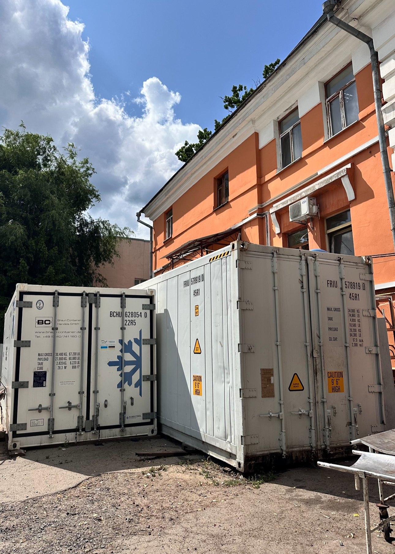 У рефрижераторах досі зберігаються тіла з 2022 року