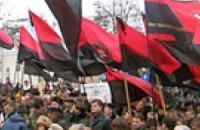Сторонники УНП и КУН протестуют возле Лавры против визита Патриарха Московского