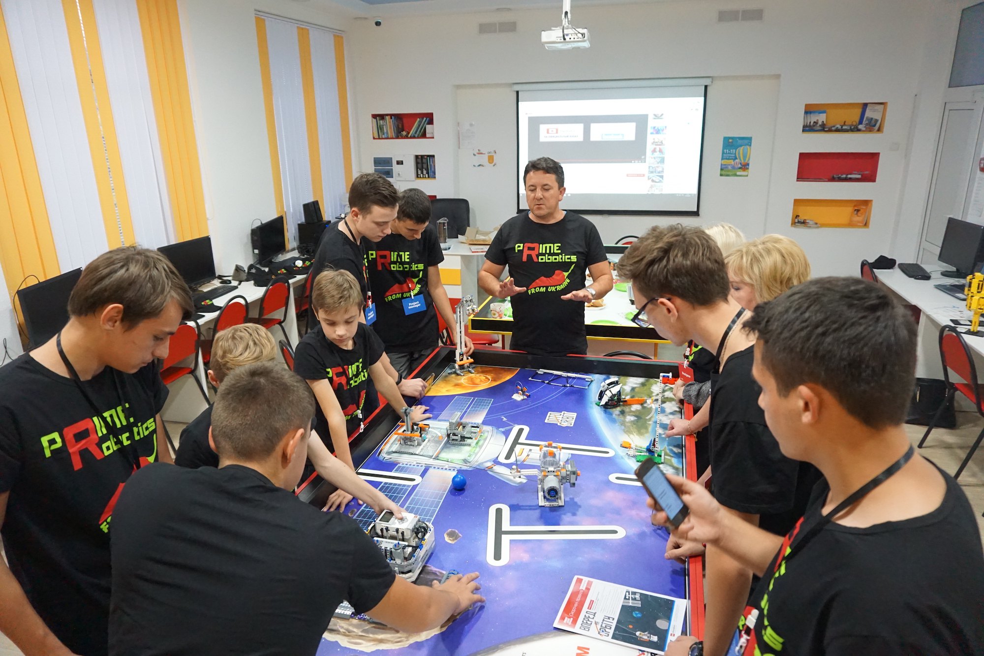 мобільна <i>STEM</i>-лабораторія , яка входить у європейську мережу <i>Future Classroom Lab</i>, де учні навчаються
програмування, використовуючи набори робототехніки