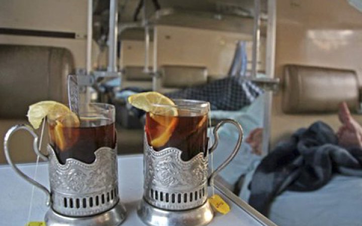 Укрзалізниця підвищує ціни на каву і чай з 10 грн до 20 грн, а також на газовану і негазовану воду