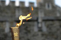 Во время эстафеты олимпийского огня в Екатеринбурге загорелся факелоносец