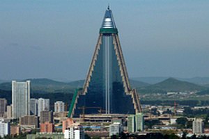 В Пхеньяне наконец достроили "худшее здание в истории архитектуры"