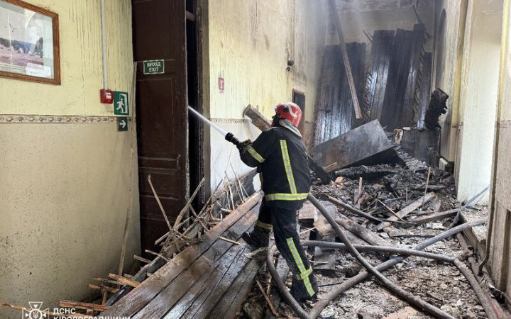 Унаслідок обстрілів РФ у Кропивницькому пошкоджені будівлі ДСНС та філармонії