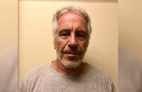 ​Обвиненный в секс-торговле финансист Джеффри Эпштейн покончил с собой в американской тюрьме