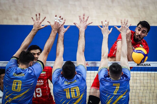 Українці грають у блоці у матчі проти команди Ірану 