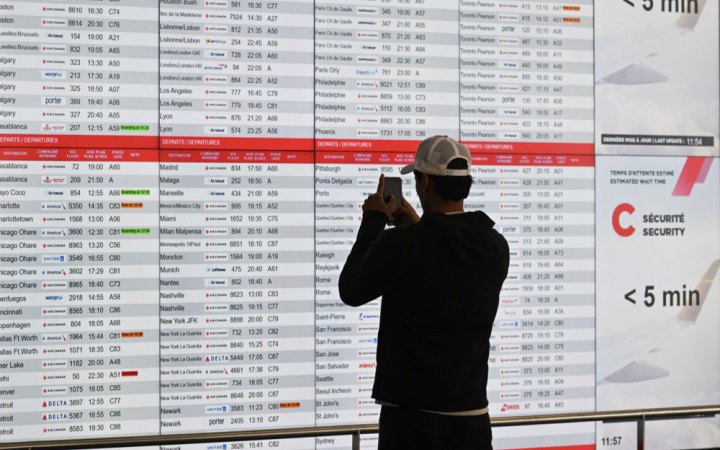 Через страйк бортпровідників компанія "Air Canada" зупинила сотні рейсів