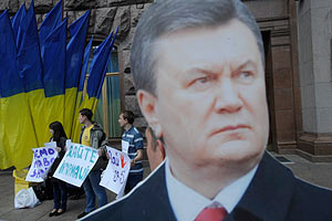 У КГГА пластиковый Янукович боролся за доступность информации