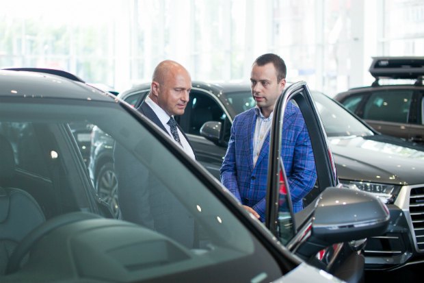Максим Шкіль, засновник Audi Центр Одеса Південь, і держсекретар Міністерства транспорту та інфраструктури Німеччини Райнер
Бомба