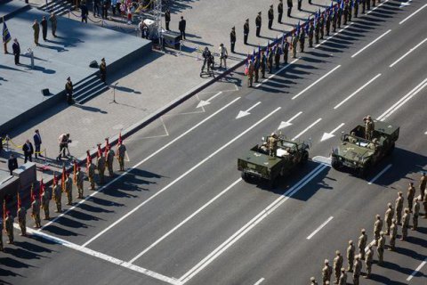 Порошенко поручил Кабмину провести военный парад в День независимости 