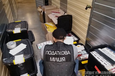 ГФС в Киеве провела 10 обысков в местах реализации фальсифицированных табачных изделий 