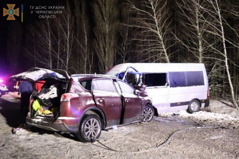 ​На Чернігівщині в ДТП за участю мікроавтобуса та легковика постраждали 11 людей