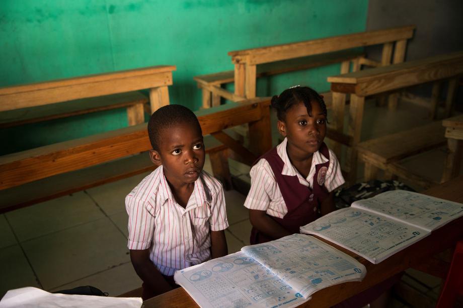 Учні школи в Порт-о-Пренсі, Гаїті, 29 жовтня 2021 року.