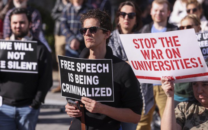 США призупиняють призначення студентських віз та планують посилити перевірку в соціальних мережах