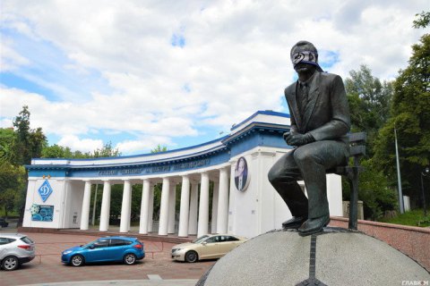 Памятнику Лобановскому возле стадиона "Динамо" фаны закрыли глаза повязкой
