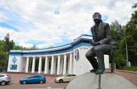 Памятнику Лобановскому возле стадиона "Динамо" фаны закрыли глаза повязкой