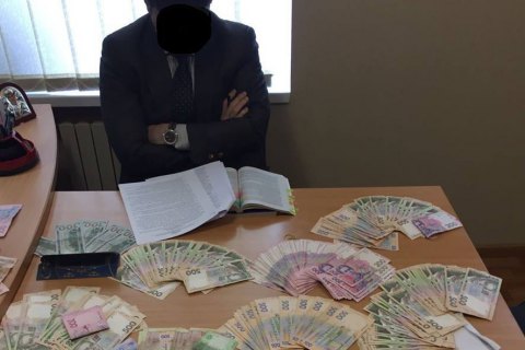 В Донецкой области прокурор и адвокат попались на взятке