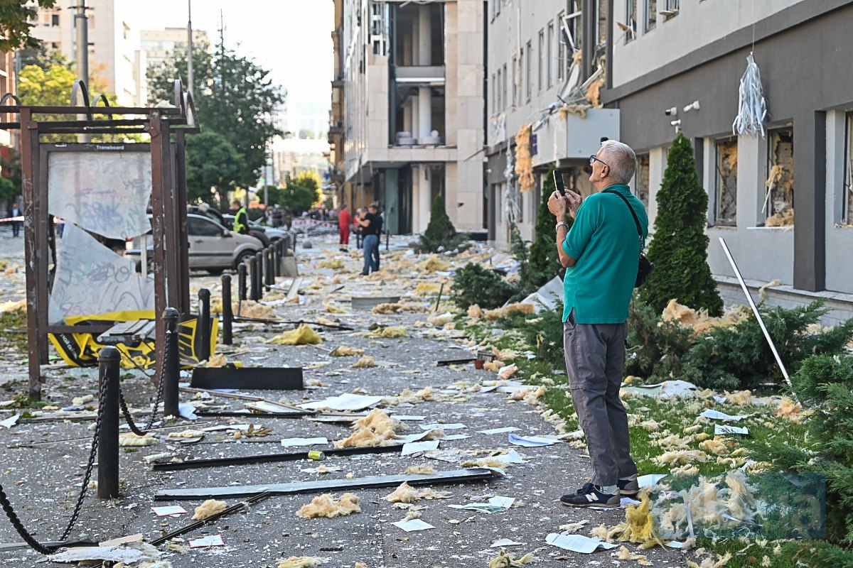 Наслідки удару рф в Шевченківському районі.