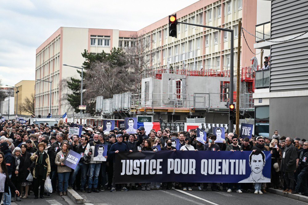 Активісти на площі Жана Жореса в Ліоні під час маршу на честь вбитого ультраправого активіста Квентіна Дебранка, 21 лютого 2026 р.