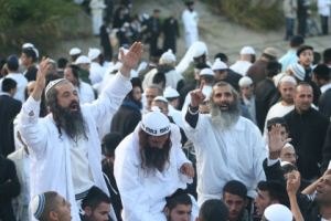 В Умані до хасидів пускають за спецперепустками