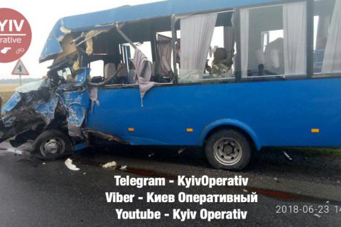 Два микроавтобуса столкнулись на трассе в Киевской области