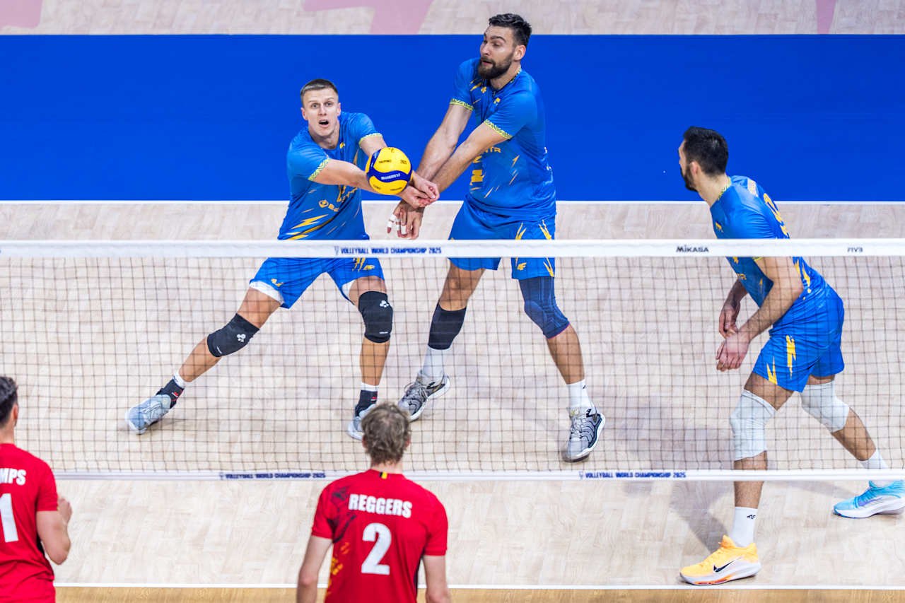 Українські волейболісти намагаються зафіксувати м'яч на своїй половині майданчика